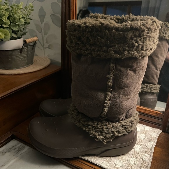 CROCS Classic Nadia Mid-Calf Outdoor Winter Boots Faux Fur Lining Brown Wms Sz 9 - Picture 3 of 7